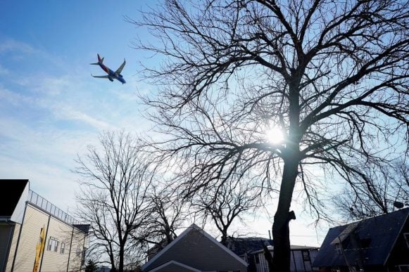 航空機が着陸する画像