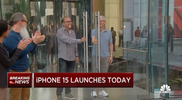 iphone15 ティム・クック　apple fifth avenue ストア