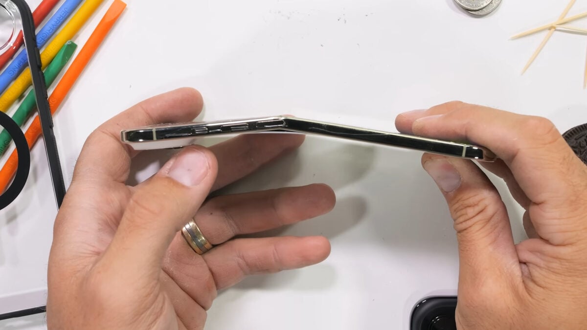 iPhone Airはどれくらいの圧力をかければ折れるのか？
