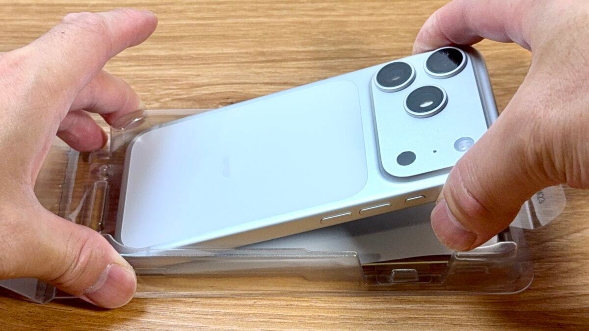 【レビュー】iPhone17 Pro用！「貼るピタNEO」で失敗しないガラスフィルム