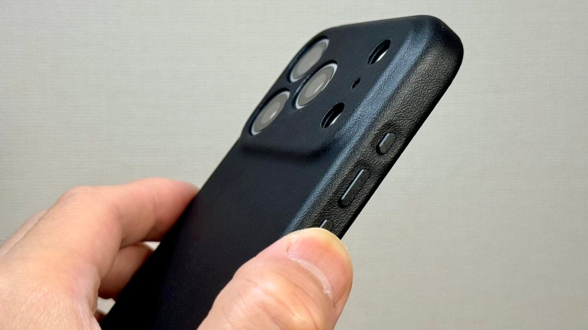 iPhone17 Pro トリニティSimplism「[NUNO] MagSafe対応 背面シリコンレザーケース」レビュー