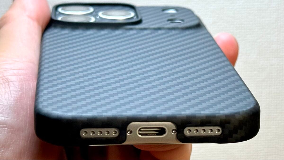 Deff 「Ultra Slim & Light Case DURO」「Ultra Slim & Light Case DURO Special Edition」 iPhone17 Pro レビュー