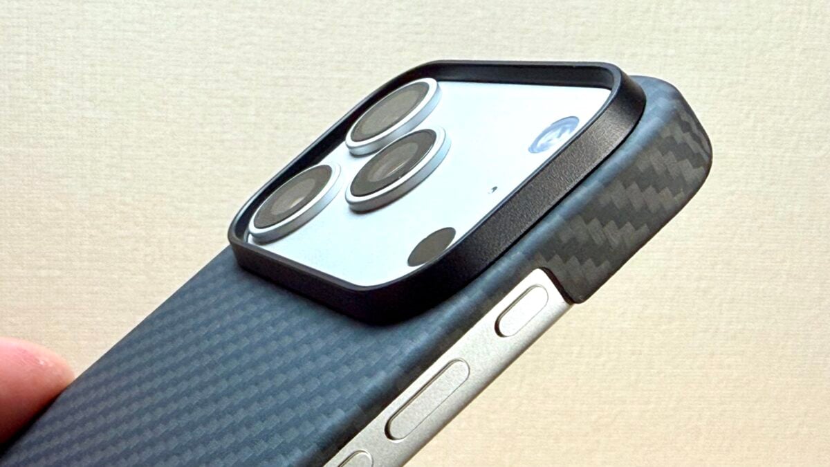 Deff 「Ultra Slim & Light Case DURO」「Ultra Slim & Light Case DURO Special Edition」 iPhone17 Pro レビュー