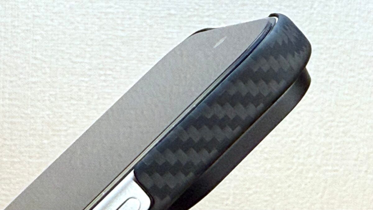Deff 「Ultra Slim & Light Case DURO」「Ultra Slim & Light Case DURO Special Edition」 iPhone17 Pro レビュー