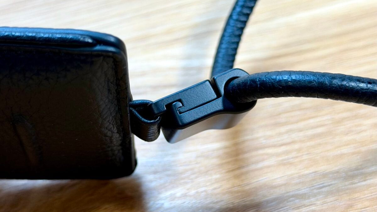 objcts.io デタッチャブルストラップ付スリムカードホルダー iPhone17 Pro レビュー