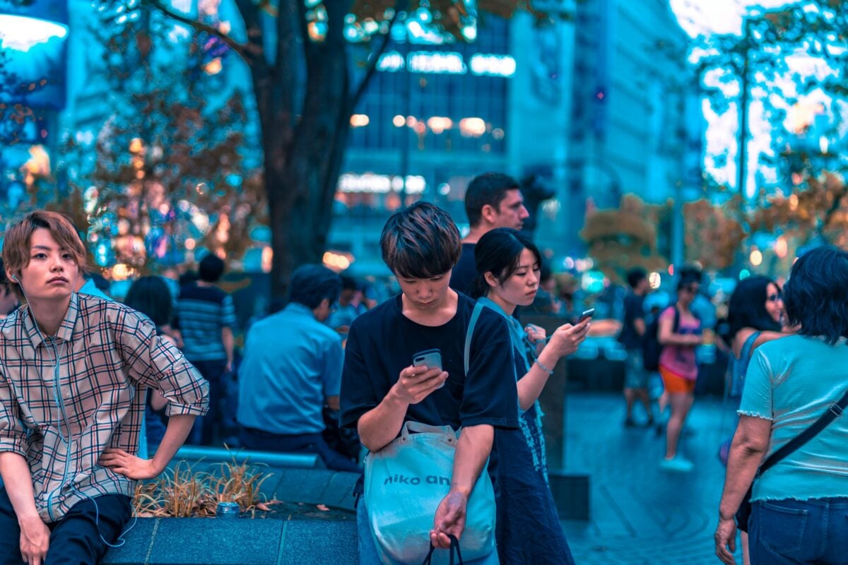 iPhoneでメッセージアプリを使用するイメージ