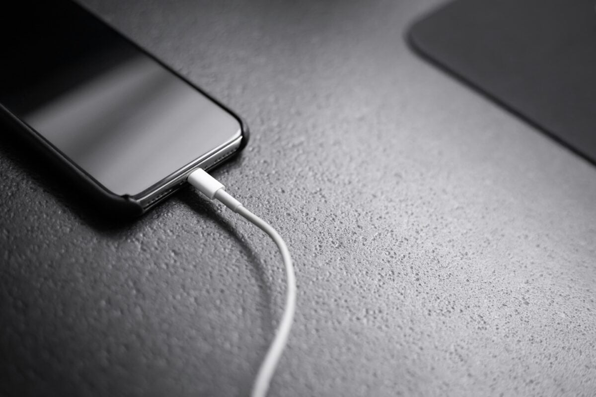 iPhoneのバッテリーを充電するイメージ