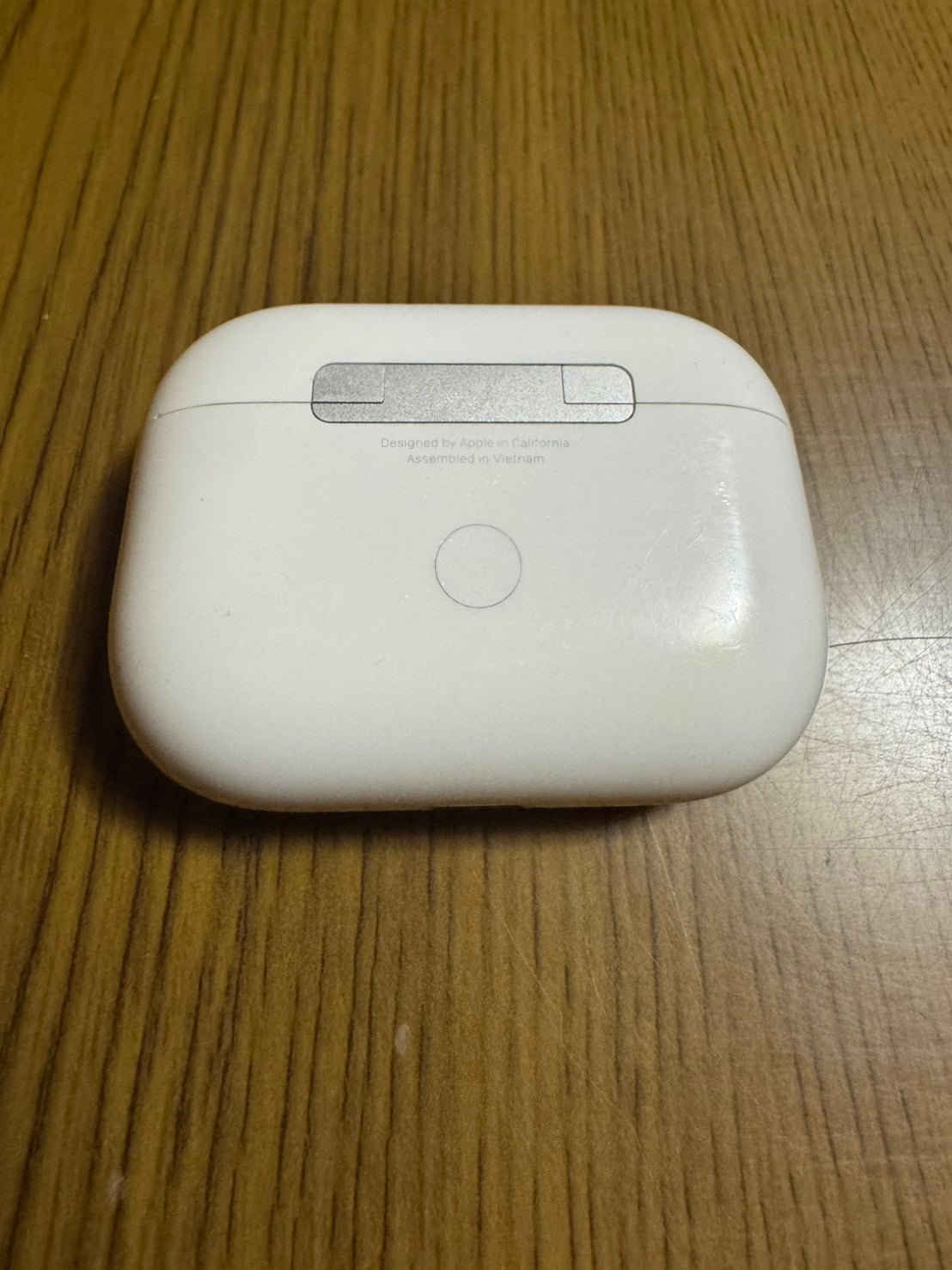 ウェットティッシュで手入れしたAirPods Pro(第2世代)の背面