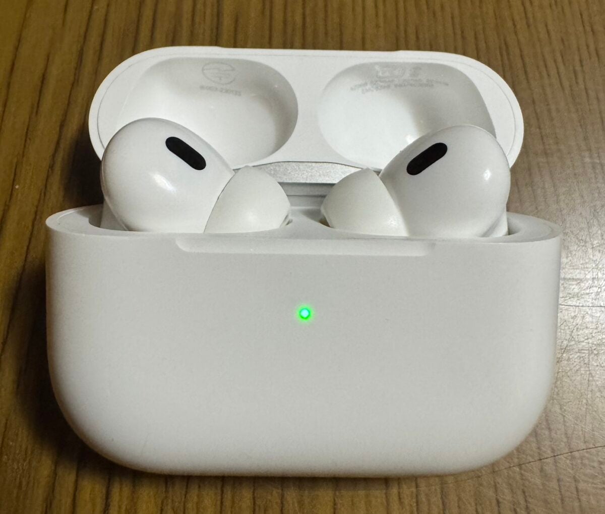 約3年間ケースなしで使用しているAirPods Pro（第2世代）の充電ケース前面