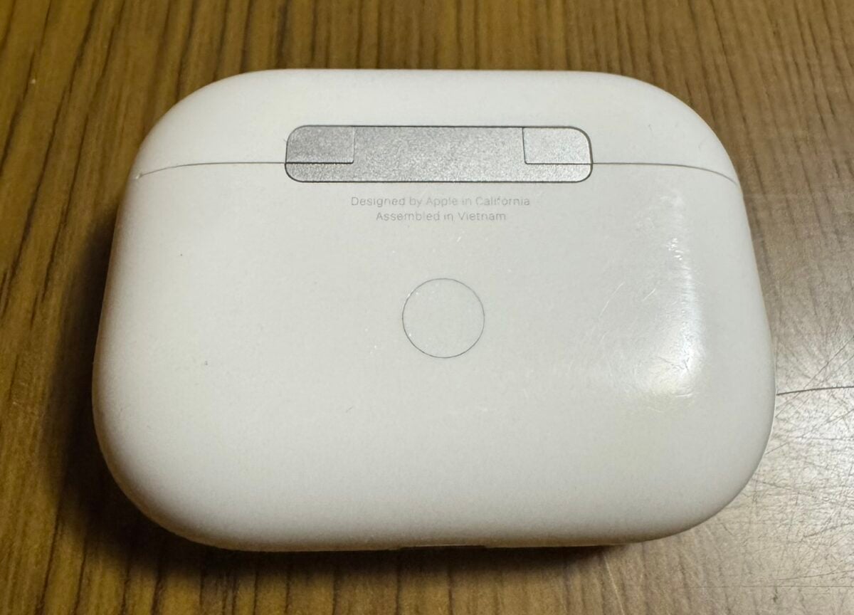 約3年間ケースなしで使用しているAirPods Pro（第2世代）の充電ケース背面