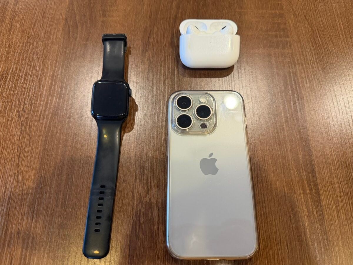 木目のテーブルに並べたiPhone15 Pro、Apple Watch SE(第2世代)、AirPods Pro(第2世代)
