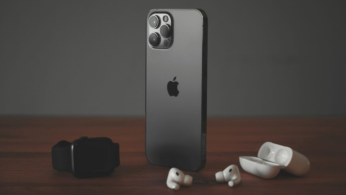 iPhone・Apple Watch・AirPods Proを並べたイメージ