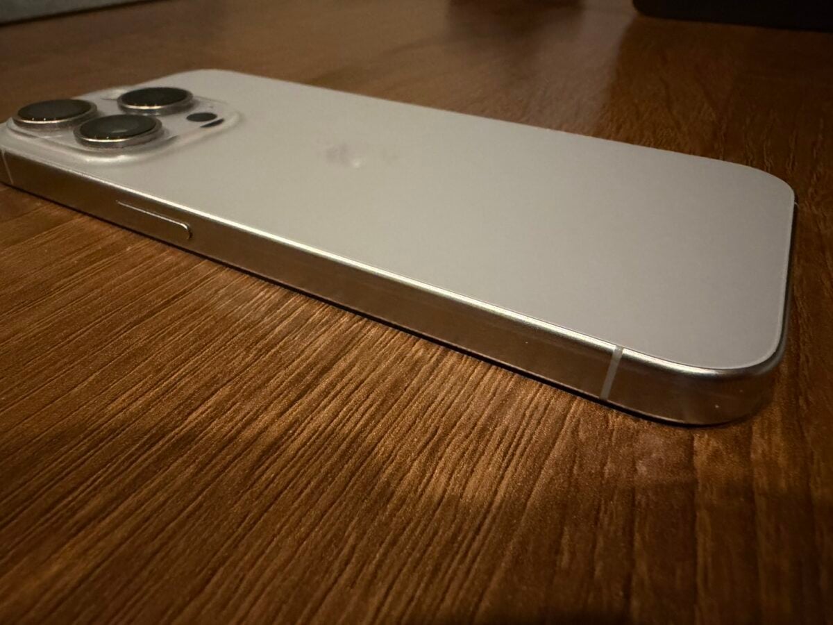iPhone15 Pro ナチュラルチタニウムの側面フレーム