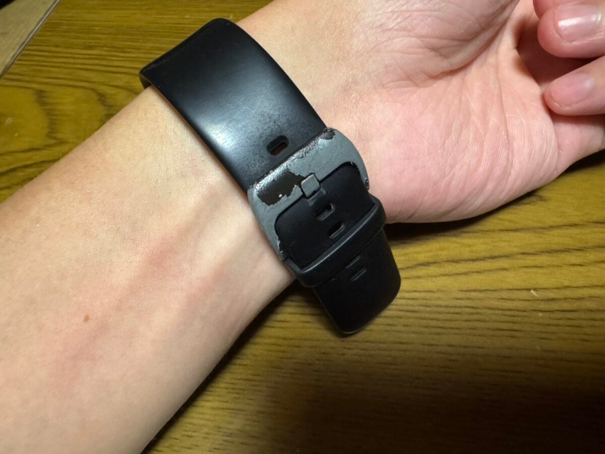 長期使用で塗装が大きく剥がれたApple Watchの黒い非純正バンドのバックル部分