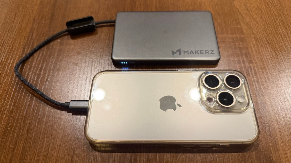 SOLIDZ Power Bank Model FTでiPhone15 Proを充電している様子