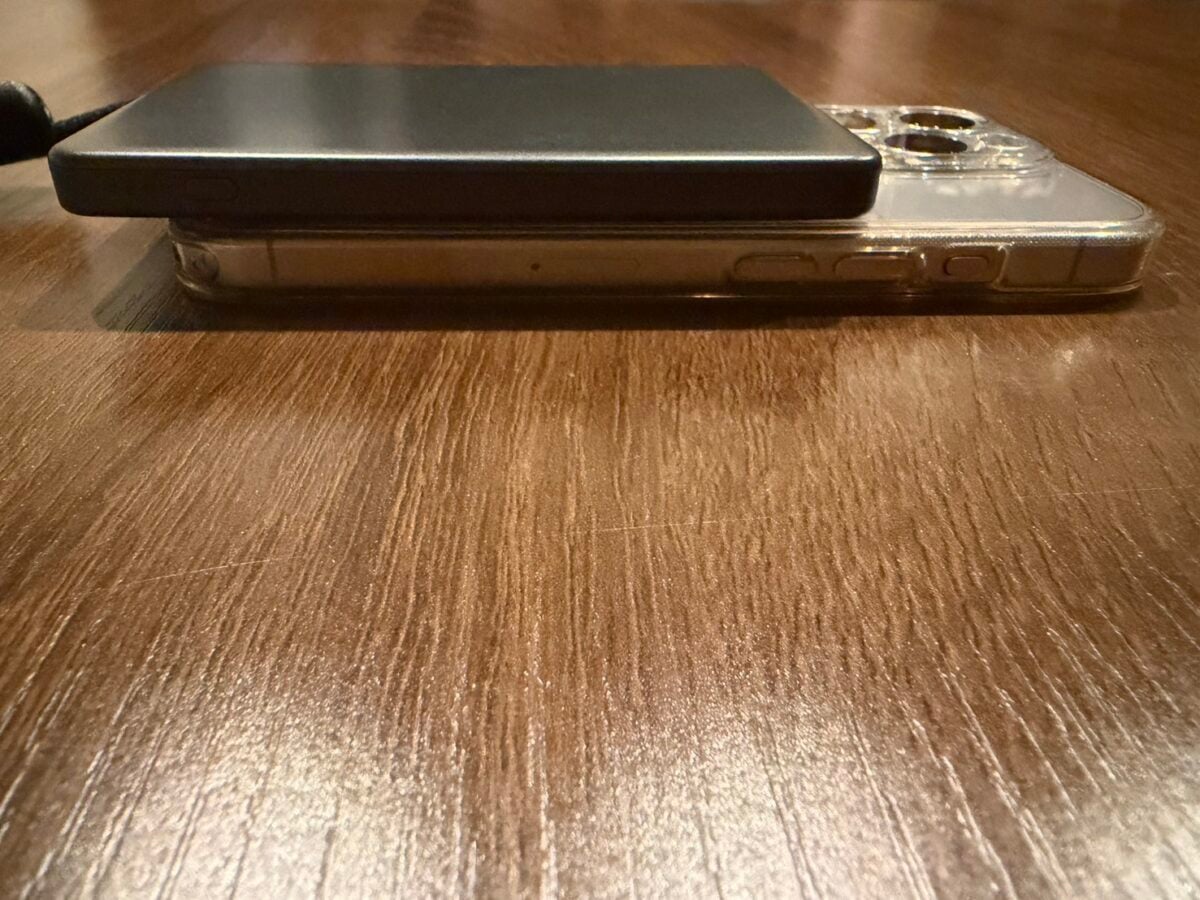 iPhone15 Proと重ねたSOLIDZ Power Bank Model FT