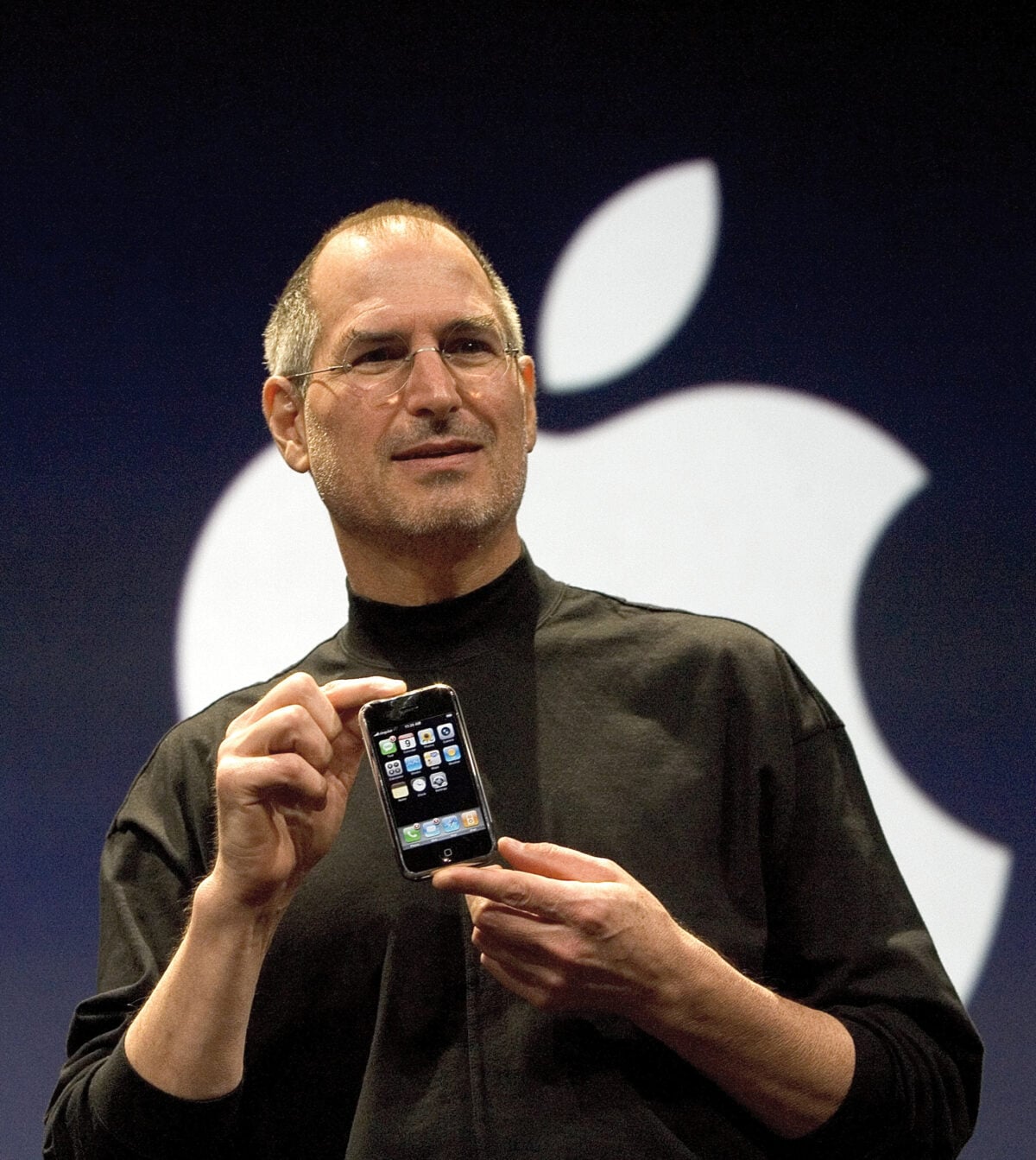 初代iPhoneを発表するスティーブ・ジョブズ氏