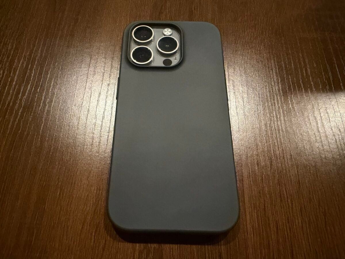 無印良品のダークグレーケースを装着したiPhone15 Pro