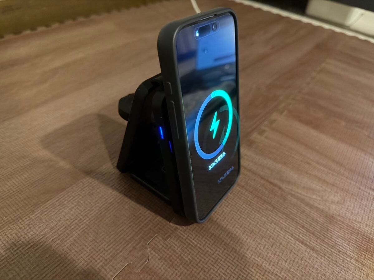 無印良品のケースを装着したiPhone15 ProをMagSafe充電している様子
