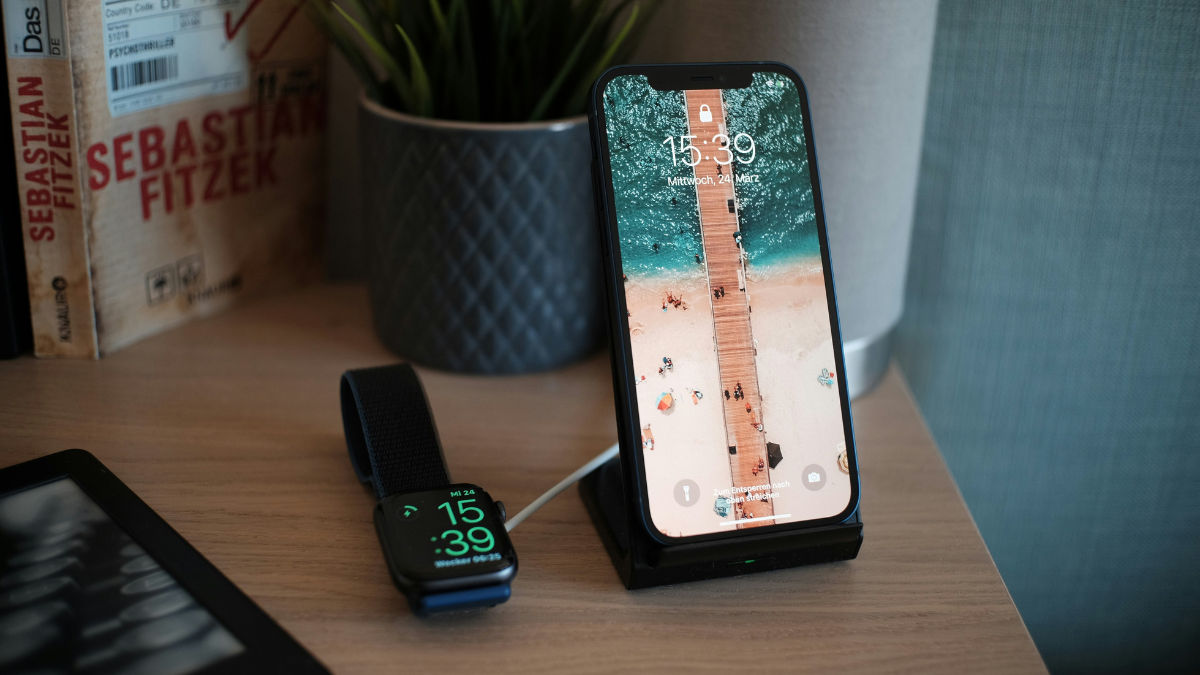 iPhoneと周辺機器のイメージ
