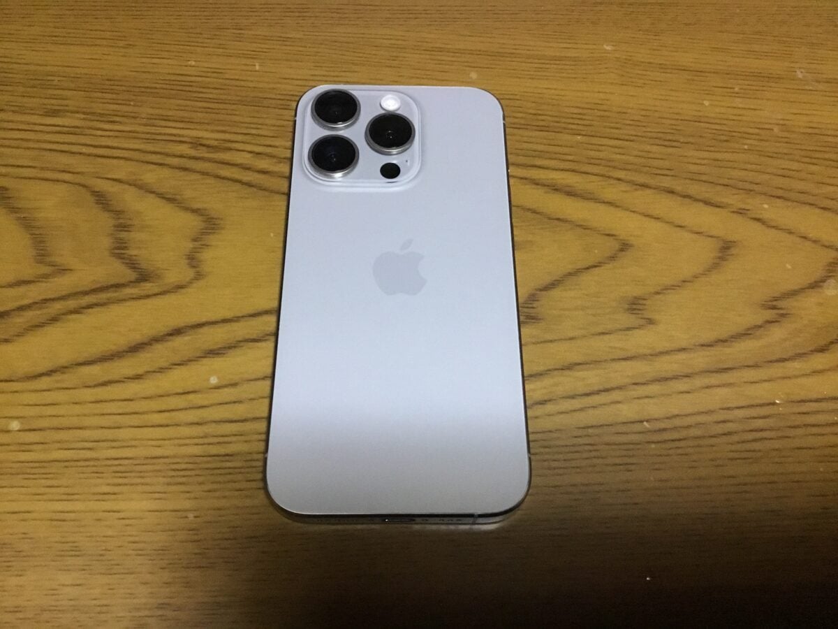発売から約3年が経過したiPhone15 Proの背面