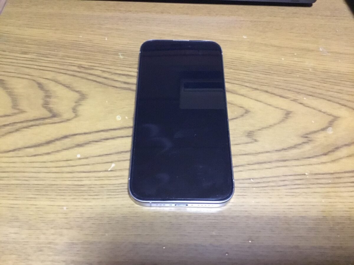 保護フィルムを装着したiPhone15 Proの前面