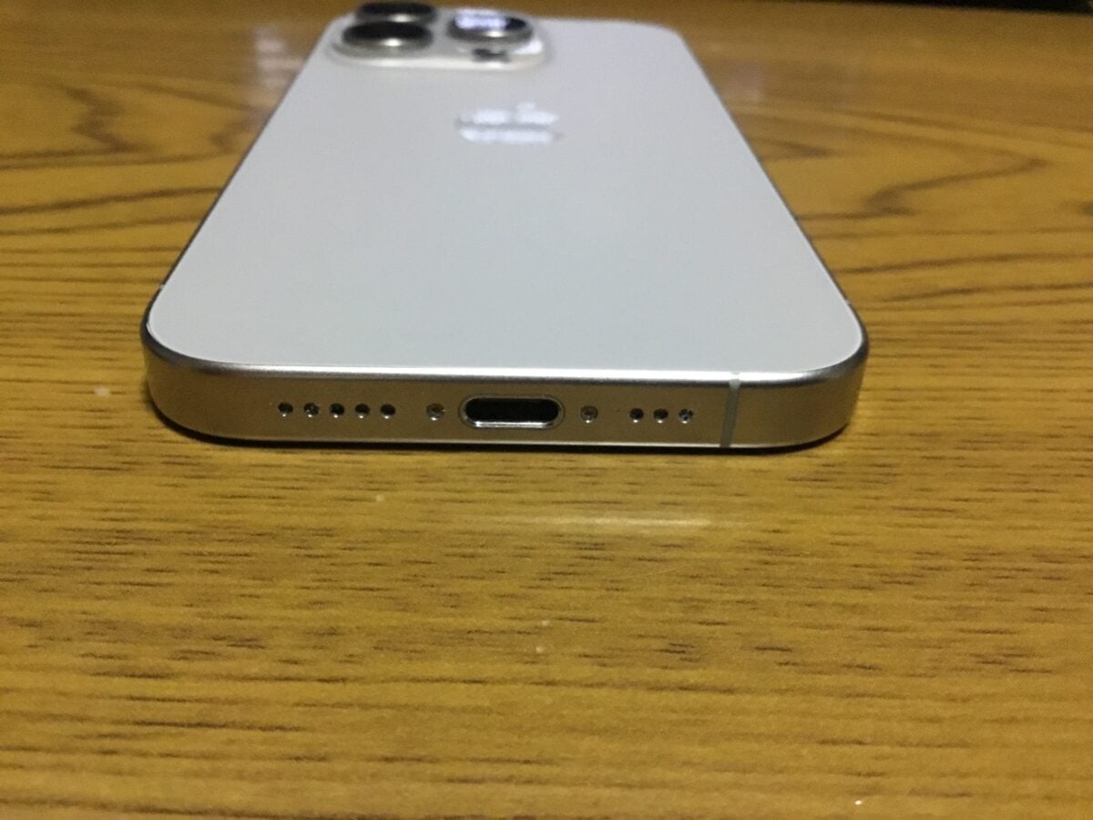 iPhone15 Proの側面とカメラ周辺、USB-C端子の状態