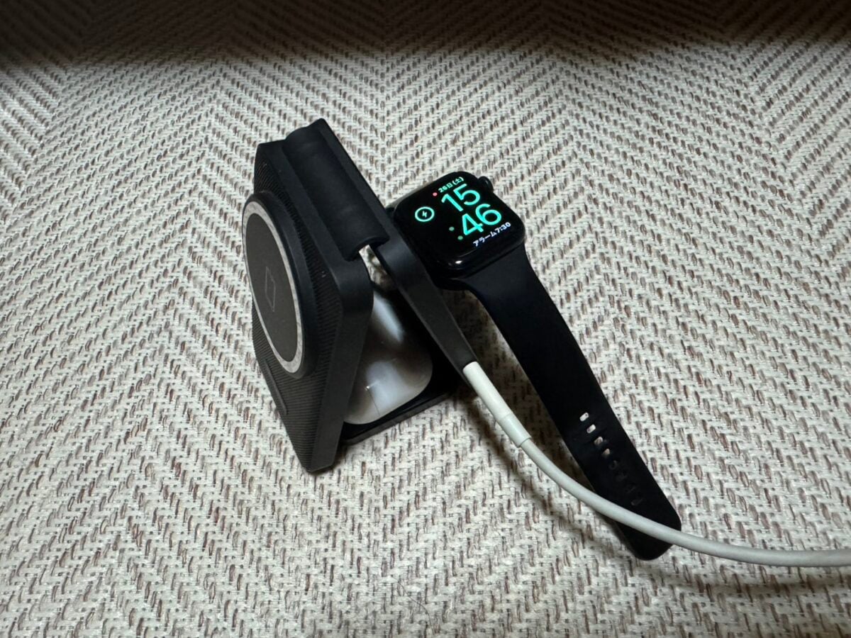 Apple Watch SEを3-in-1充電スタンドで充電している様子
