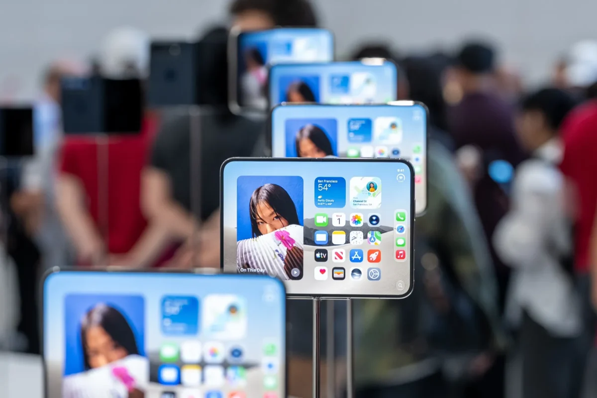 iphone duo bloomberg
