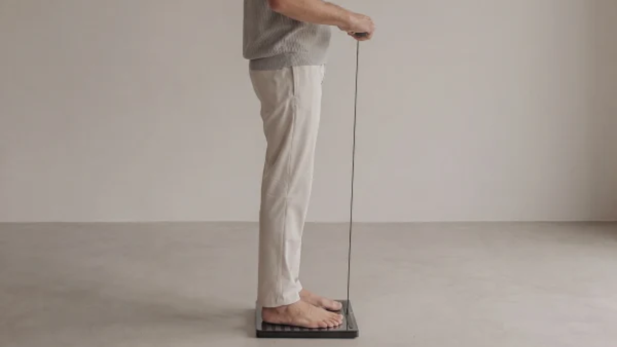 Withingsのスマートスケールで体重を測定する様子