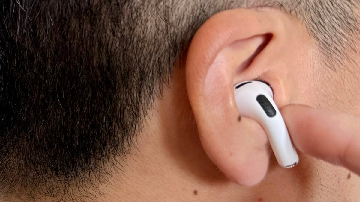 AirPods Pro3で音量をスワイプ操作中