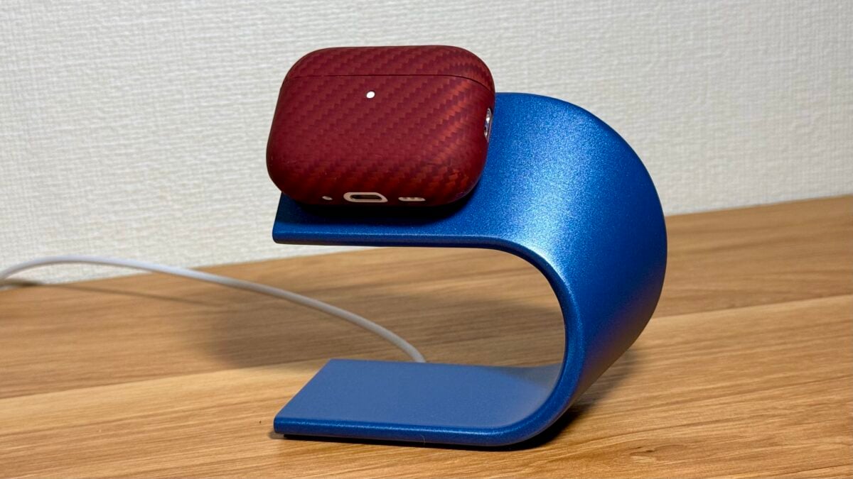 AirPods Pro3(ケース付き)をApple Watch用充電スタンドで充電中