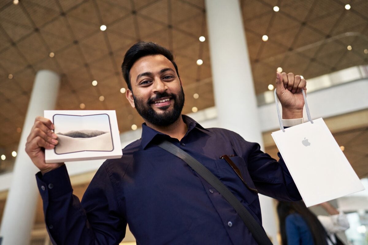 Apple-BKC-Mumbai-customer-with-iPhone-Duo-purchase-261023_big.jpg.large_2x