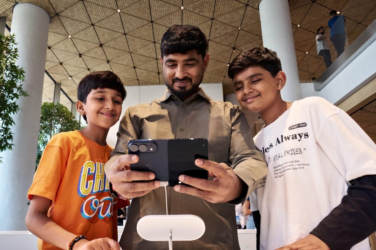 Apple-BKC-Mumbai-customers-demo-with-iPhone-Duo-261023_big.jpg.large_2x