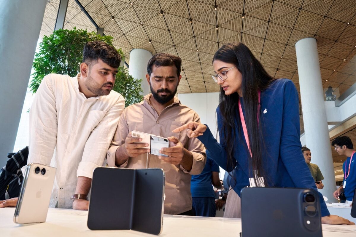Apple-BKC-Mumbai-team-member-helps-customers-with-iPhone-Duo-261023_big.jpg.large_2x