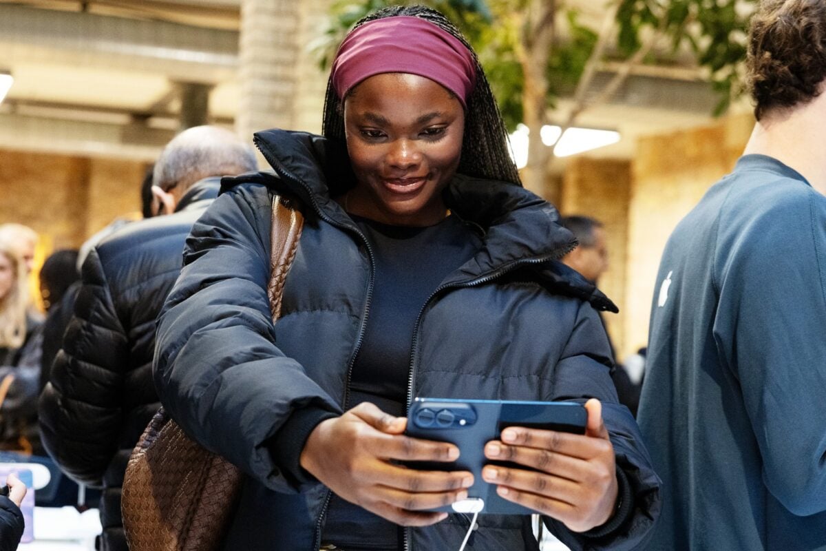 Apple-Covent-Garden-London-customer-demo-with-iPhone-Duo-01-261023_big.jpg.large_2x