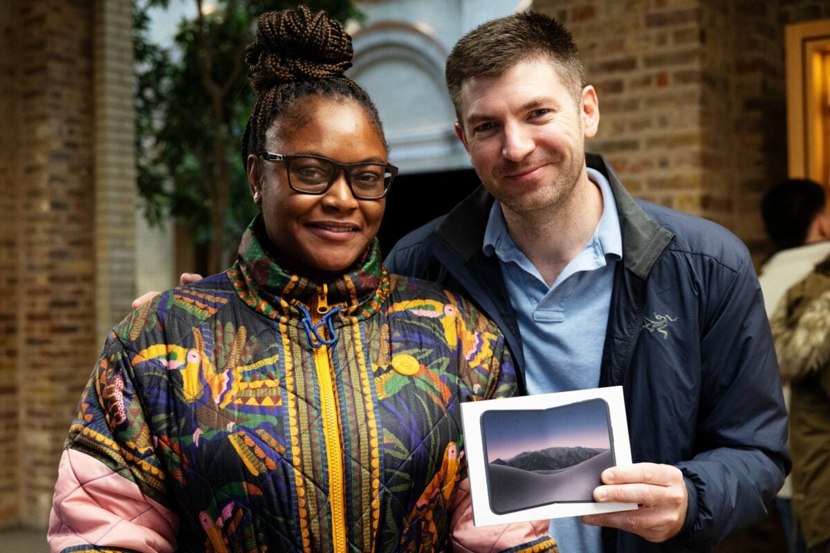 Apple-Covent-Garden-London-customers-with-iPhone-Duo-purchase-261023_big.jpg.large_2x