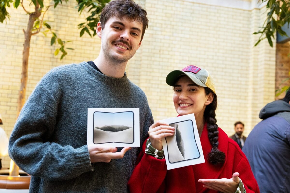Apple-Covent-Garden-London-customers-with-iPhone-Duo-purchases-261023_big.jpg.large_2x