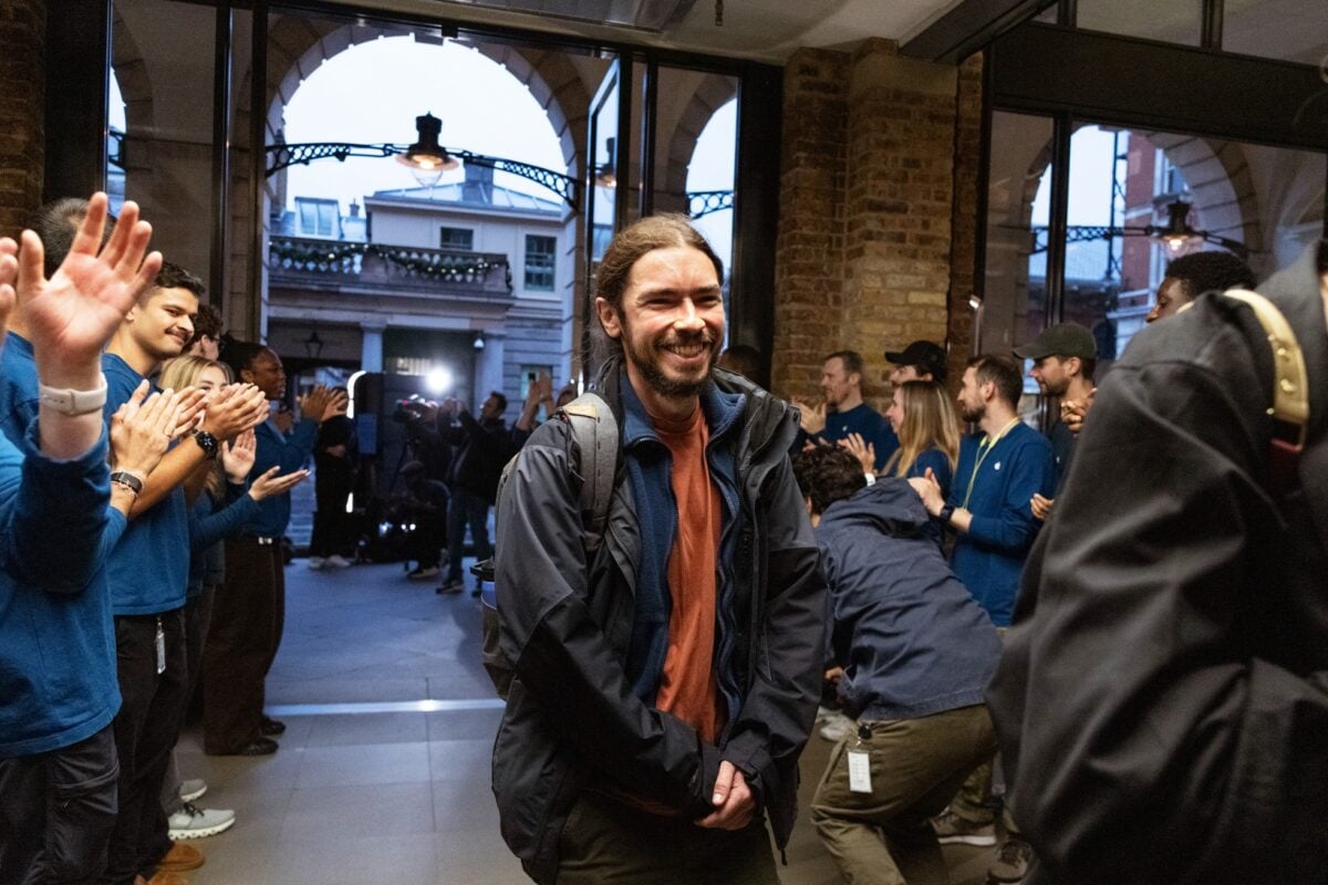 Apple-Covent-Garden-London-team-members-welcome-first-customer-261023_big.jpg.large_2x