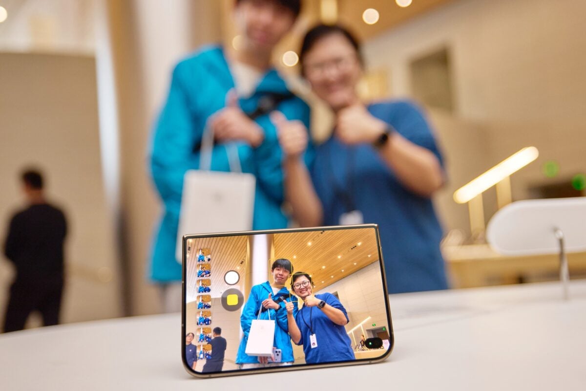 Apple-Jingan-Shanghai-customer-and-team-member-taking-a-selfie-with-iPhone-Duo-261023_big.jpg.large_2x
