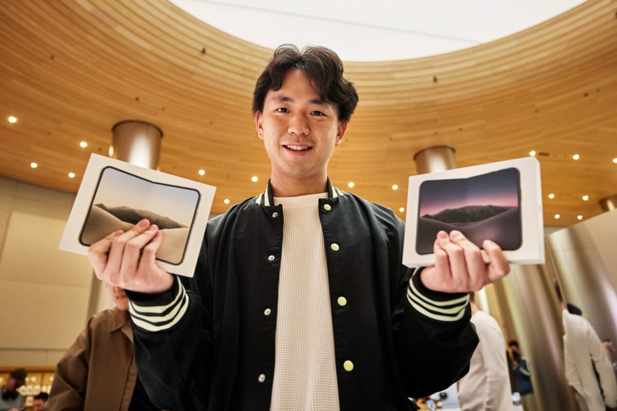 Apple-Jingan-Shanghai-customer-with-iPhone-Duo-purchases-261023_big.jpg.large_2x