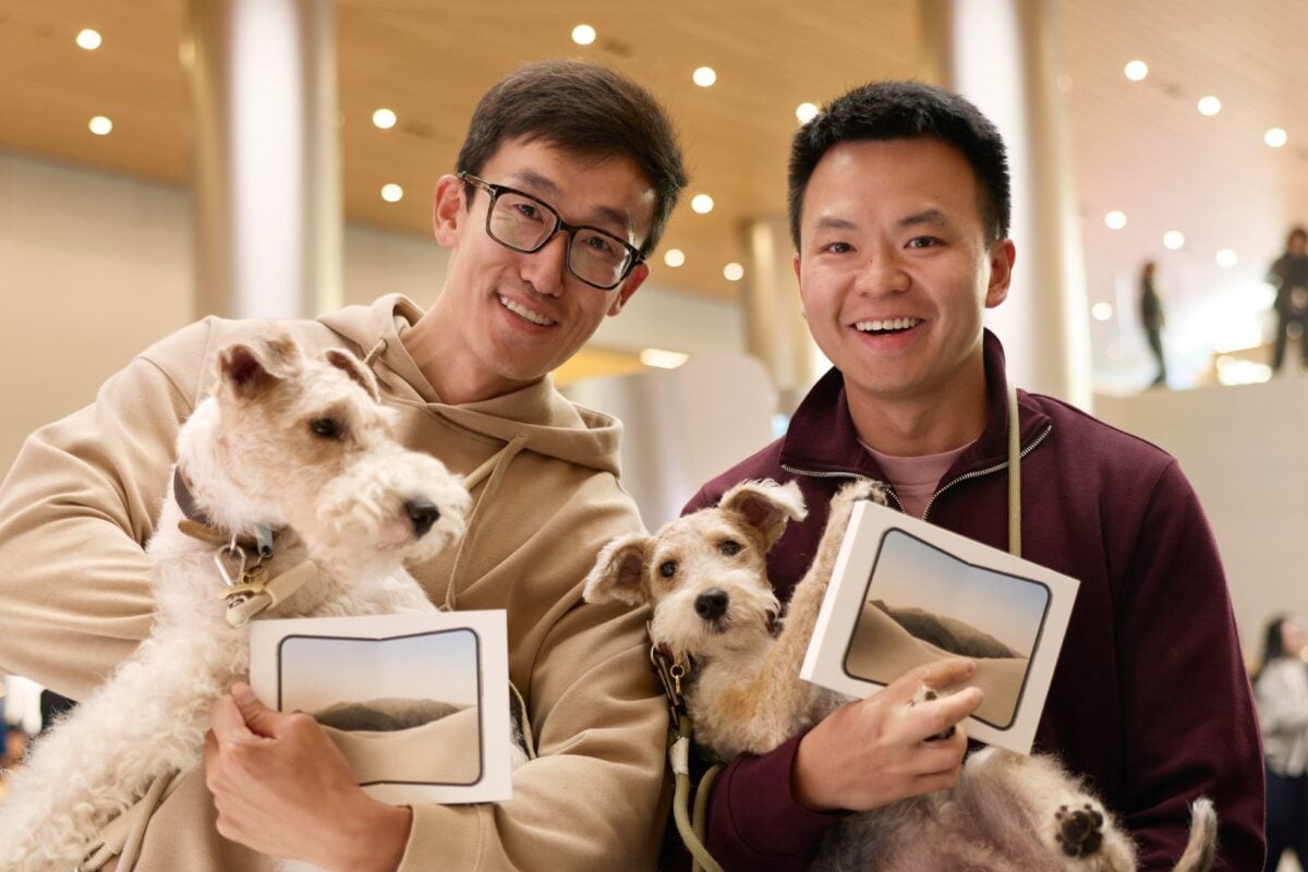 Apple-Jingan-Shanghai-customers-with-iPhone-Duo-purchases-261023_big.jpg.large_2x