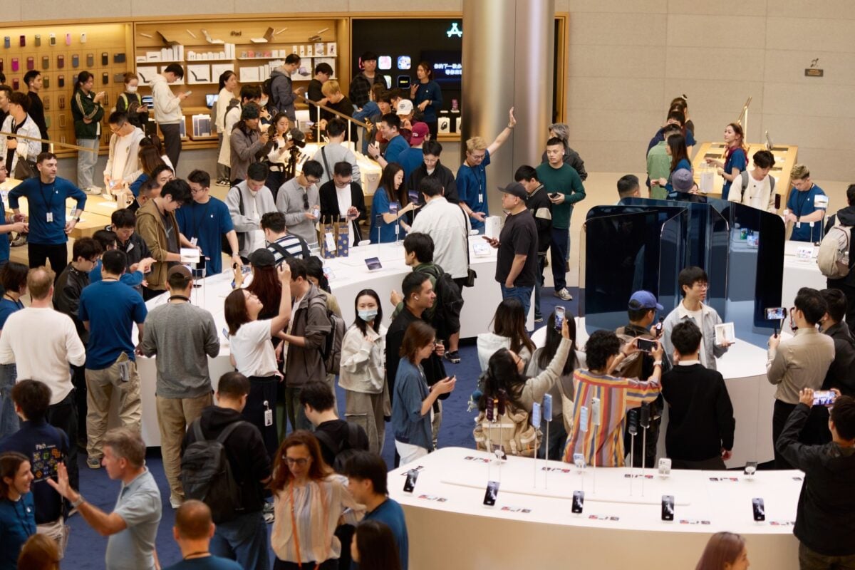 Apple-Jingan-Shanghai-excited-customers-in-store-261023_big.jpg.large_2x