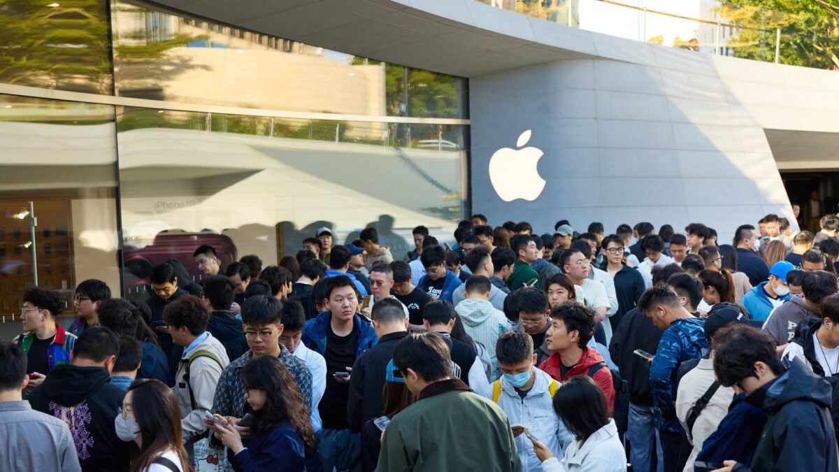 Apple-Jingan-Shanghai-store-queue-261023_big.jpg.large_2x