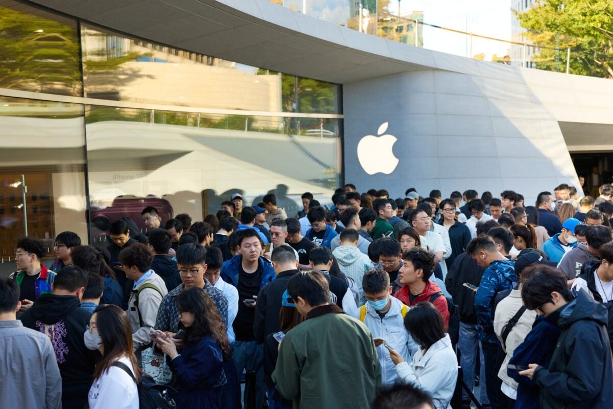 Apple-Jingan-Shanghai-store-queue-261023_big.jpg.large_2x