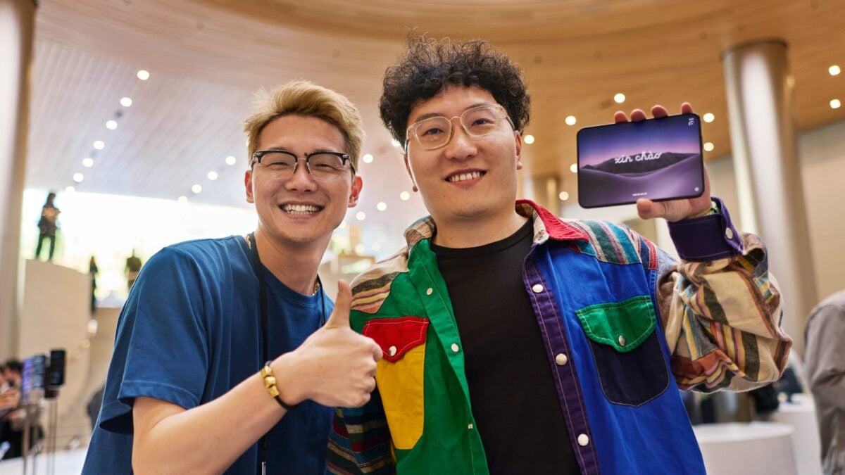 Apple-Jingan-Shanghai-team-member-and-customer-with-iPhone-Duo-261023_big.jpg.large_2x