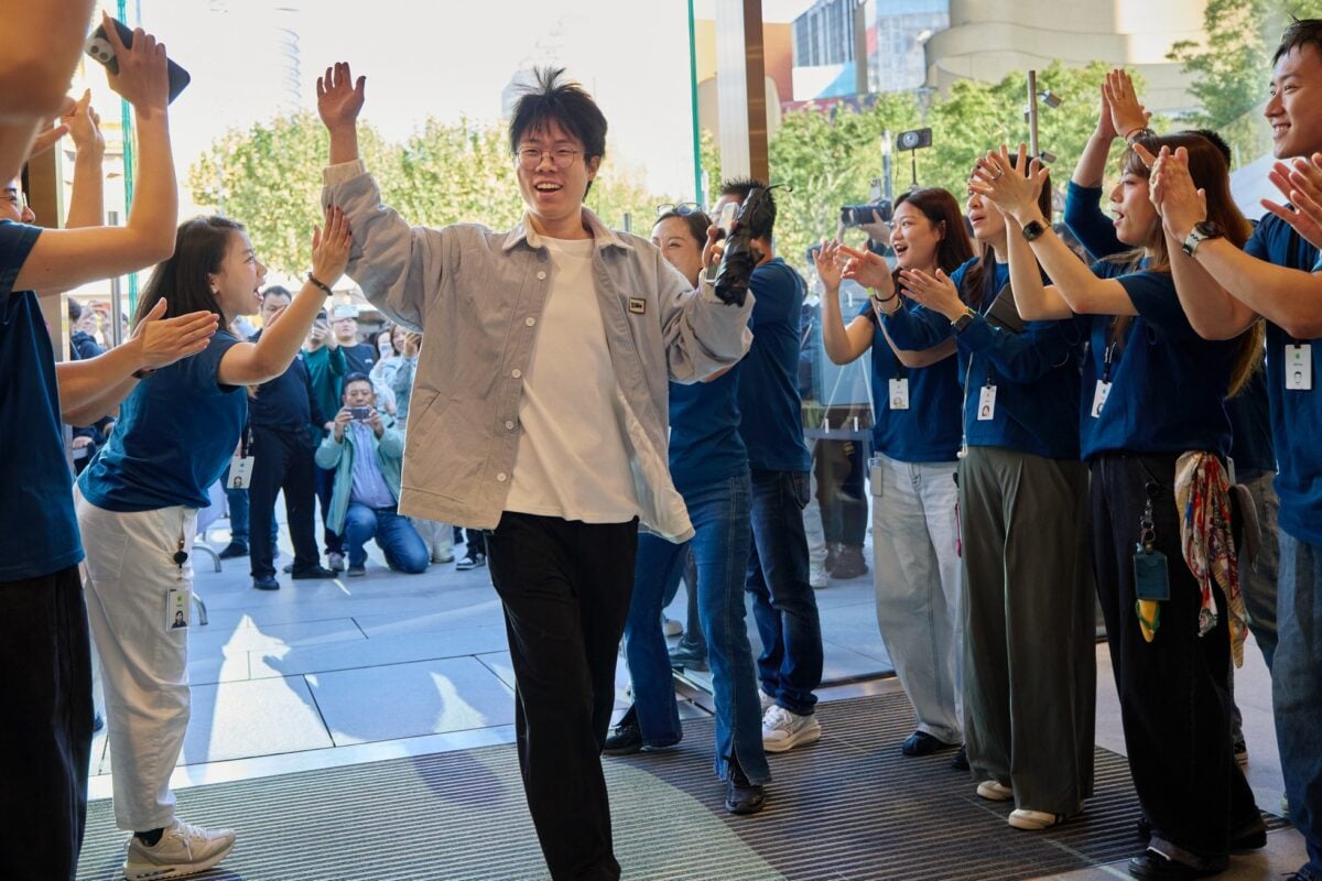 Apple-Jingan-Shanghai-team-members-welcome-first-customer-261023_big.jpg.large_2x