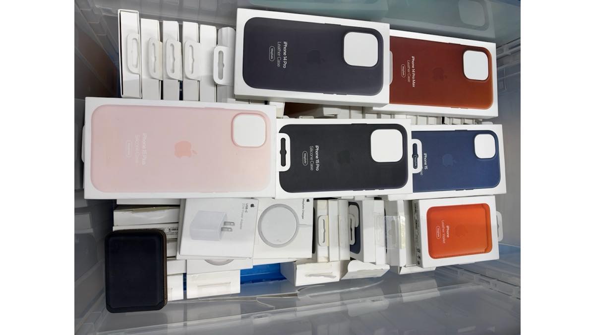 MagSafeデュアル充電パッドや旧型iPhone用アクセサリーが激安販売
