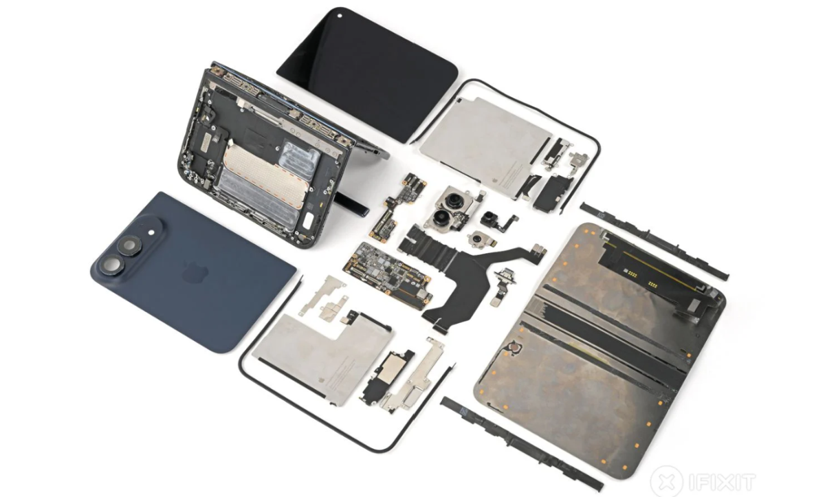 iPhone Duoを分解して部品を並べた画像