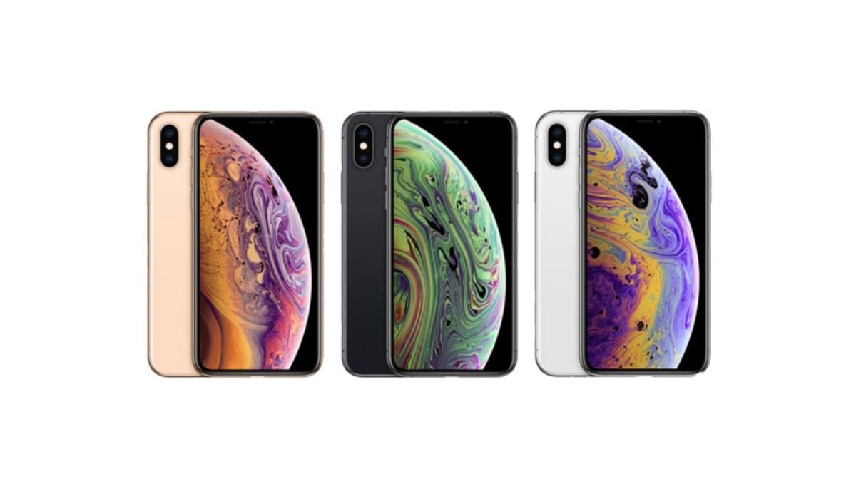 iPhone XSのゴールド、スペースグレイ、シルバーの3色を、背面と前面を重ねて並べた画像